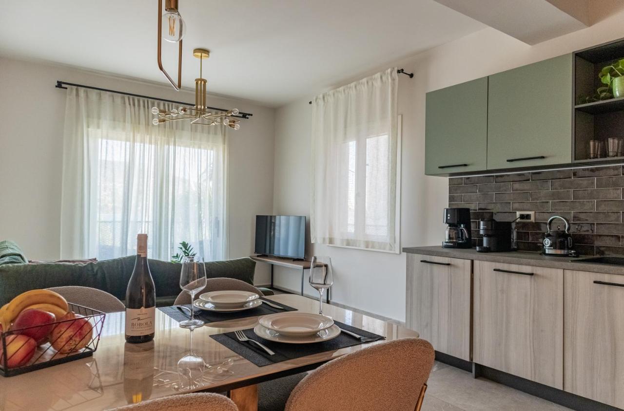 Chelmis Sea Front Apartments - Atlantis Argostoli  Bagian luar foto
