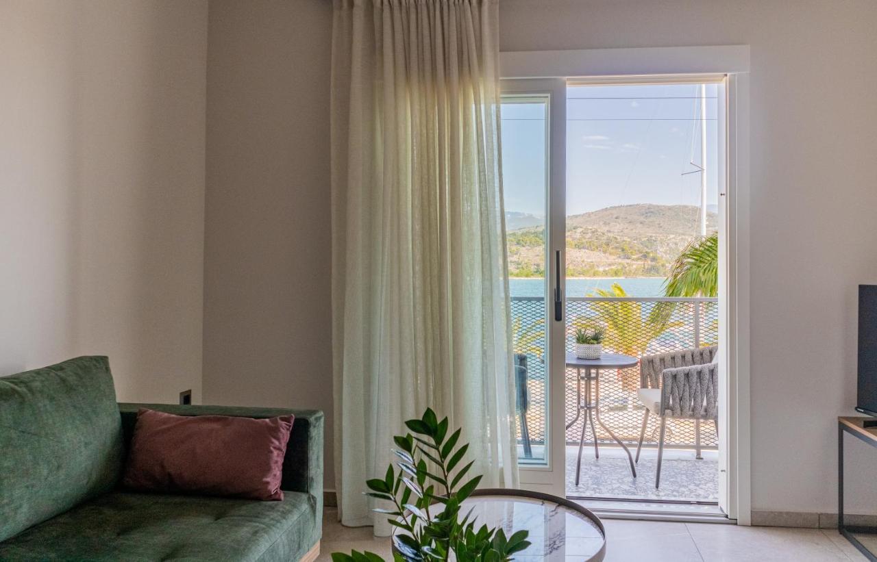Chelmis Sea Front Apartments - Atlantis Argostoli  Bagian luar foto