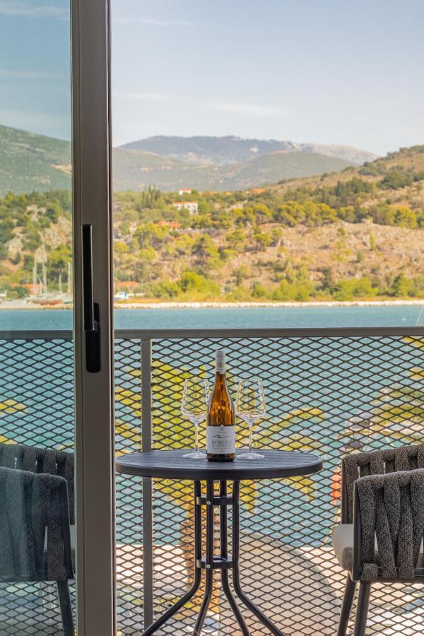 Chelmis Sea Front Apartments - Atlantis Argostoli  Bagian luar foto